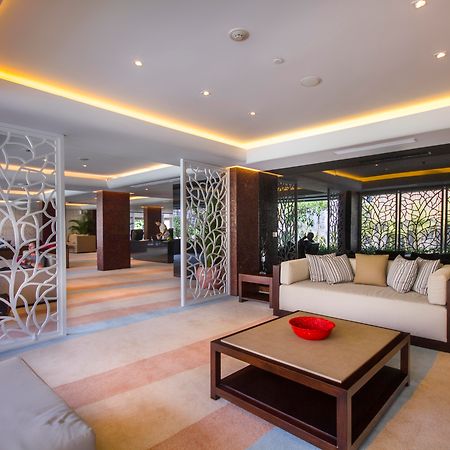 مزدوج - ستة، فندق لوكشري - سيمنياك سمينياك المظهر الخارجي الصورة The lobby of the hotel