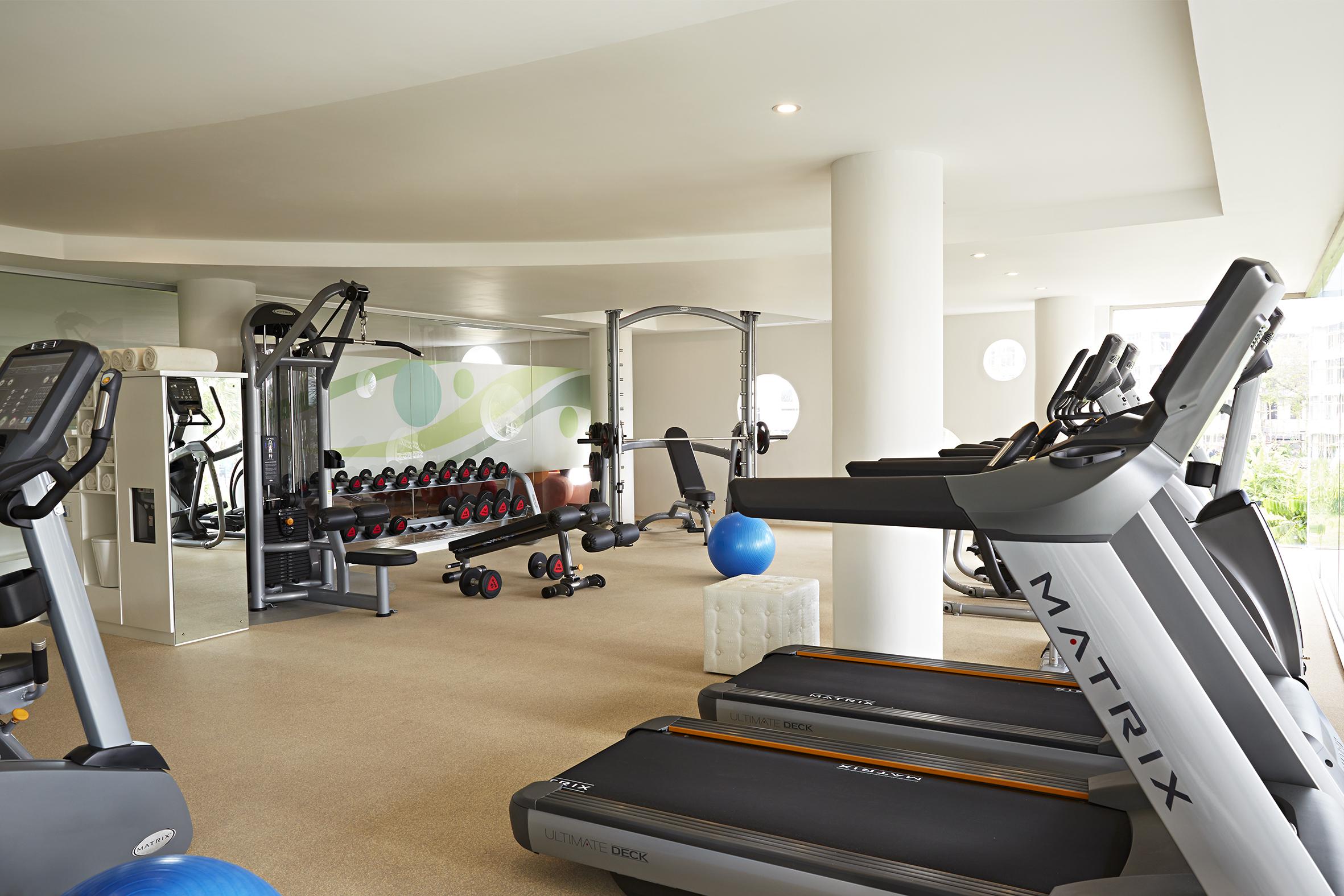 مزدوج - ستة، فندق لوكشري - سيمنياك سمينياك المظهر الخارجي الصورة The gym at the hotel