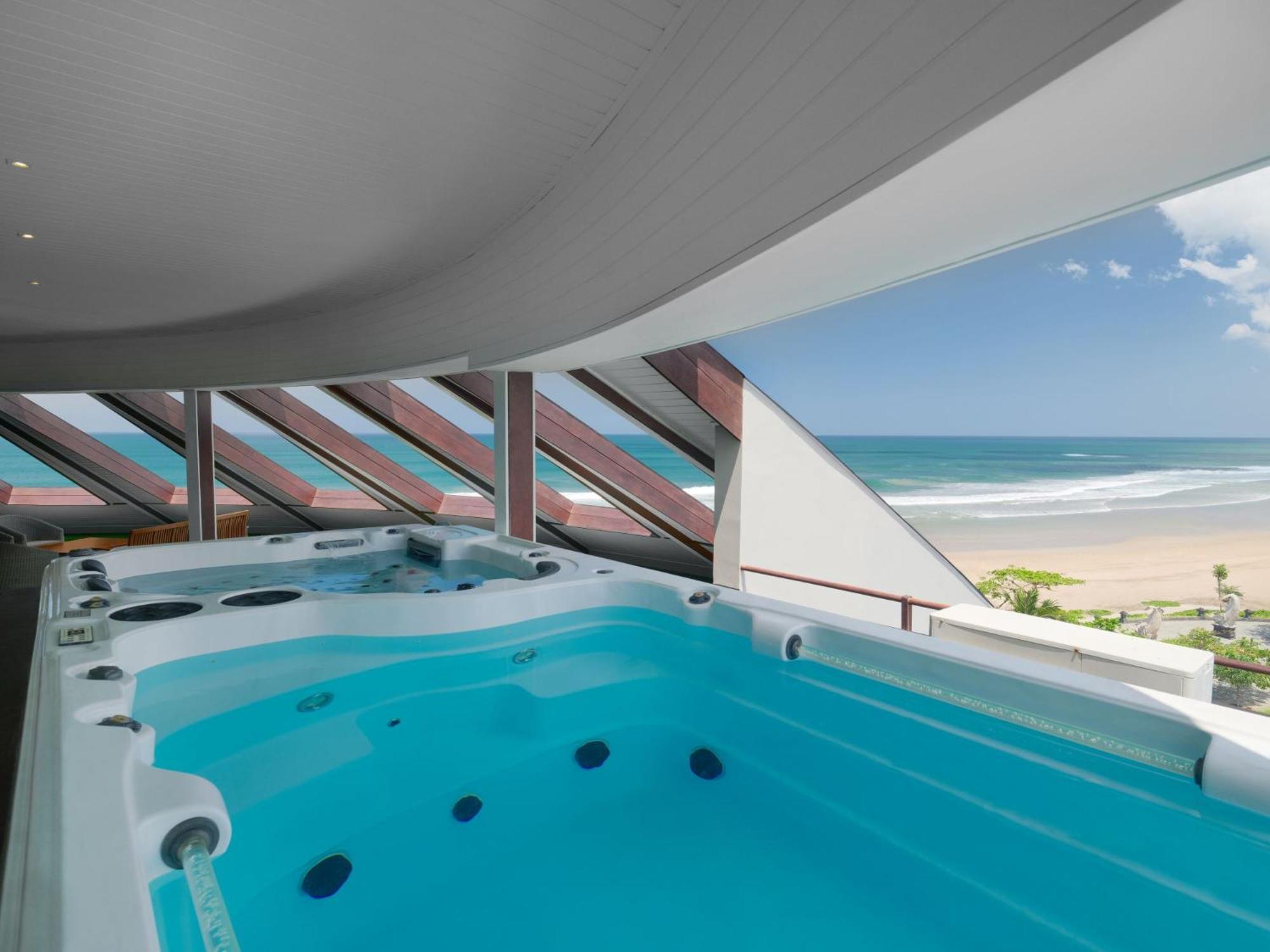 مزدوج - ستة، فندق لوكشري - سيمنياك سمينياك المظهر الخارجي الصورة A hot tub with a view of the beach