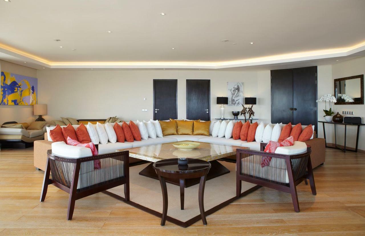 مزدوج - ستة، فندق لوكشري - سيمنياك سمينياك المظهر الخارجي الصورة The living room of a suite at the Four Seasons Hotel, Los Angeles